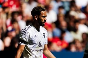 狼王！电讯报：库尼亚严肃要求卢克-肖加快传球，展现出独特气质